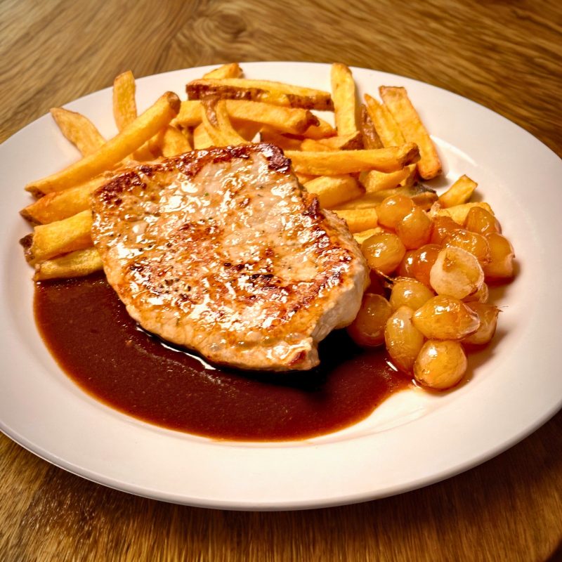 Vepřový steak s karamelizovanými cibulkami, domácí hranolky