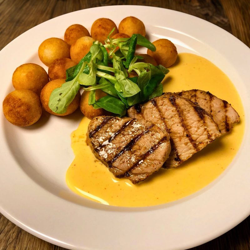 Vepřové medailonky s čedarovou omáčkou, krokety