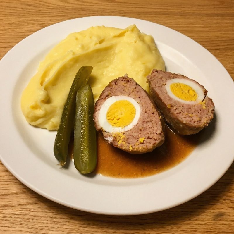 Pštrosí vejce (námi mleté maso, vejce), bramborová kaše, kyselá okurka