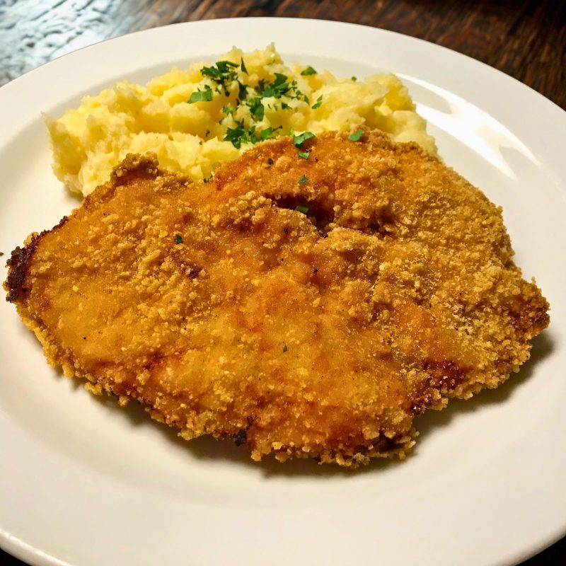 Smažený křupavý kuřecí řízek v cornflakes, mačkané brambory