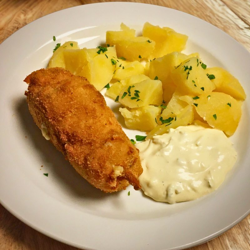 Smažený sýrový špíz (eidam, uzený eidam), vařený brambor, tatarská omáčka