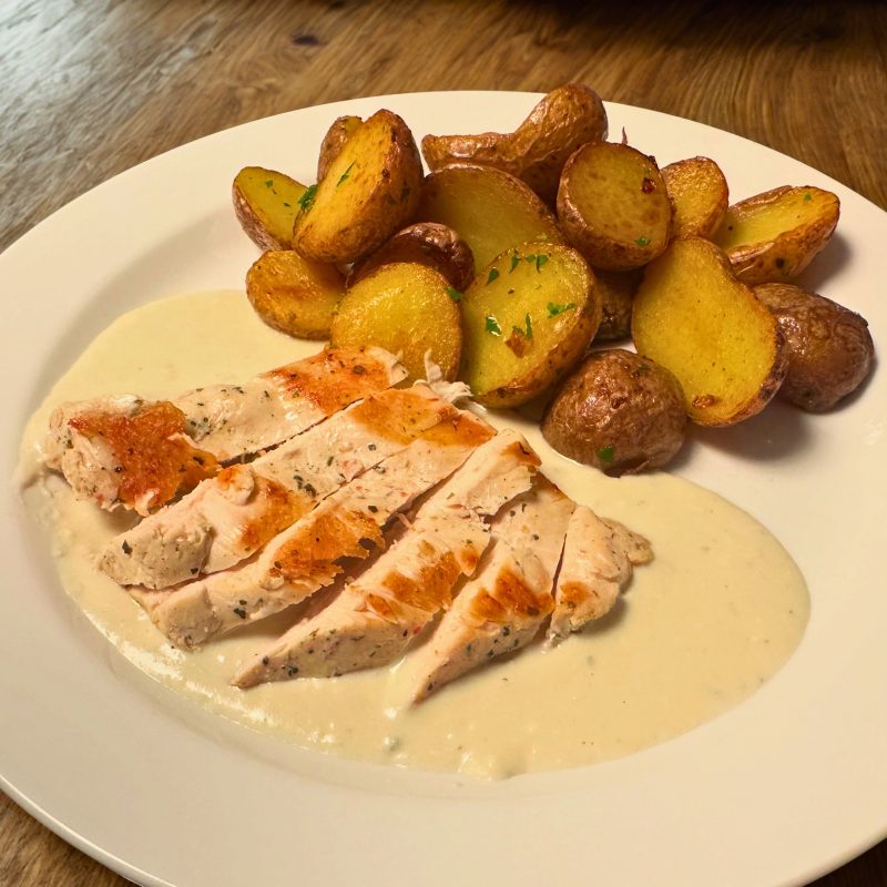 Kuřecí steak se sýrovou omáčkou (niva, gorgonzola), malé brambůrky