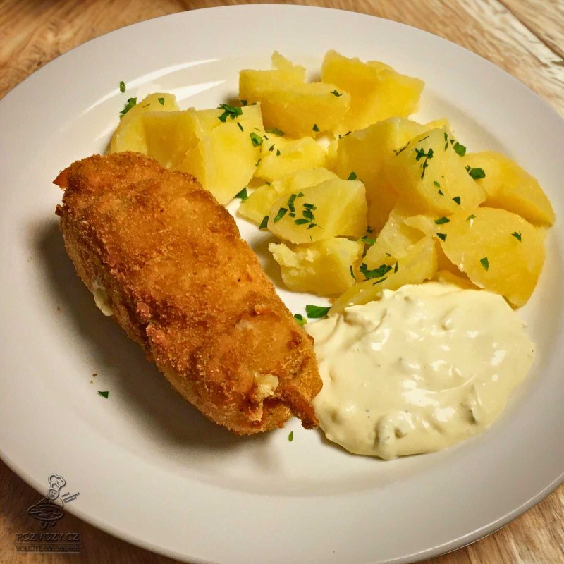 Smažený sýrový špíz (eidam, uzený eidam), vařený brambor, tatarská omáčka