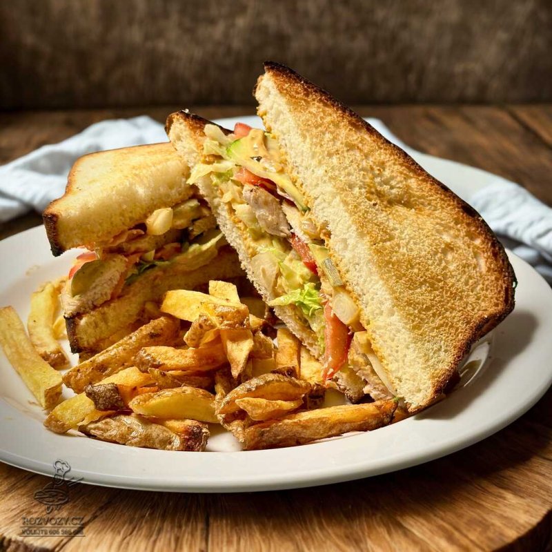 Kuřecí BBQ sandwich, domácí hranolky
