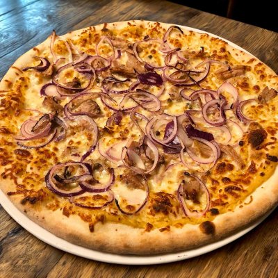 PIVNÍ PIZZA S TRHANOU KRKOVICÍ A CIBULÍ