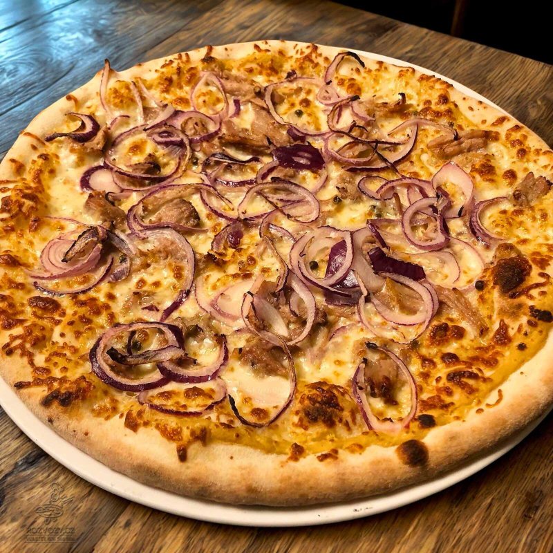 PIVNÍ PIZZA S TRHANOU KRKOVICÍ A CIBULÍ