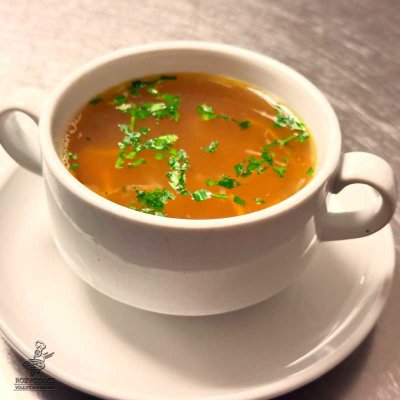 Kuřecí vývar s domácími nudlemi, masem a zeleninou