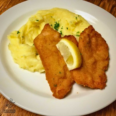 Smažený kuřecí řízek, bramborová kaše, citrón