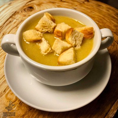 Cibulová polévka zjemněná smetanou, bílé krutony