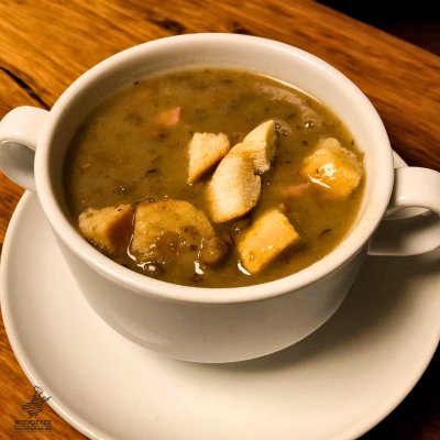 Čočková polévka s uzeninou a krutony