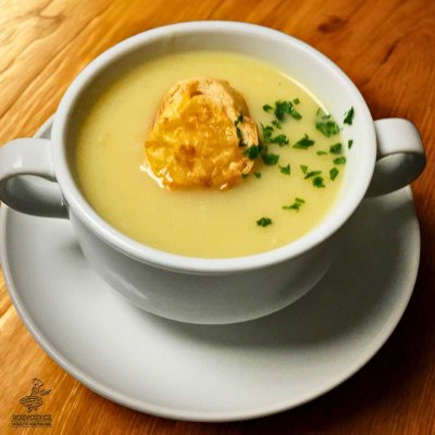 Francouzská krémová cibulačka s krutony zapečenými sýrem