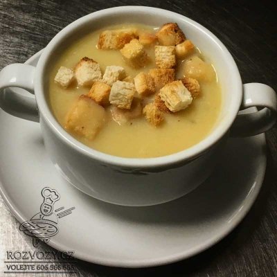 Bramborový krém se smetanou a opečenými bílými krutony