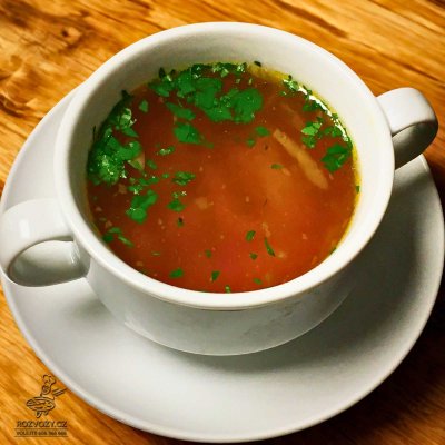 Kuřecí vývar s domácím kapáním a zeleninou