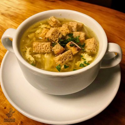 Staročeská cibulačka se šunkou, vejcem a krutony