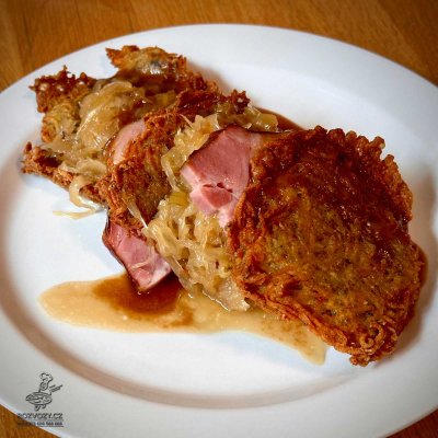 Cmunda po Kaplicku (uzená krkovice, bílé zelí, bramborák)