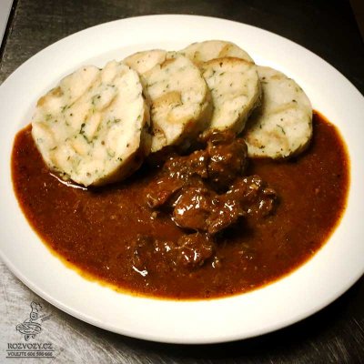 Kančí guláš, náš chlebový knedlík (alá karlovarský)