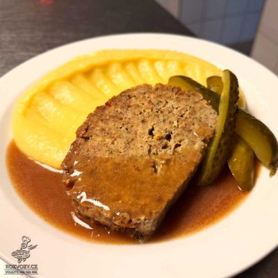 Sekaná pečeně (námi mletá), bramborová kaše, kyselá okurka