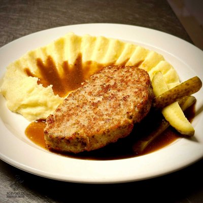 Sekaná pečeně (námi mletá), bramborová kaše, kyselá okurka