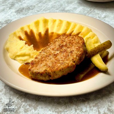 Sekaná pečeně (námi mletá), bramborová kaše, kyselá okurka