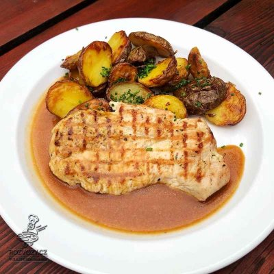 Krůtí steak, silná masová šťáva, pečené grenaille