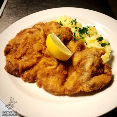 Smažená vepřová krkovice - řízek, šťouchaný brambor, citrón
