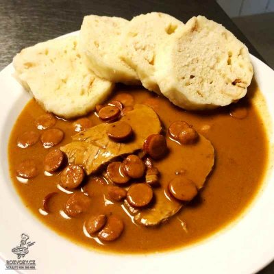 Frankfurtská hovězí špikovaná pečeně, domácí houskový knedlík