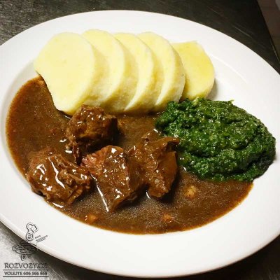 Hovězí maso (kostky) na pepři, špenát, domácí bramborový knedlík