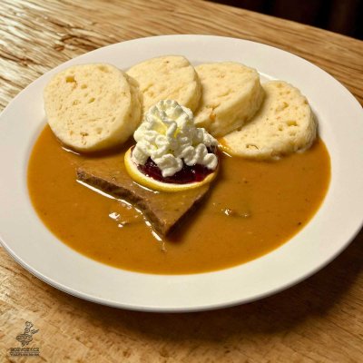 Svíčková hovězí pečeně na smetaně, domácí houskový knedlík, brusinkový terč