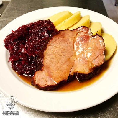 Uzené maso, červené zelí, domácí bramborový knedlík