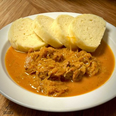 Segedínský vepřový guláš speciál, domácí houskový knedlík
