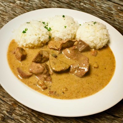 Vepřová játra na slanině a smetaně, dušená rýže