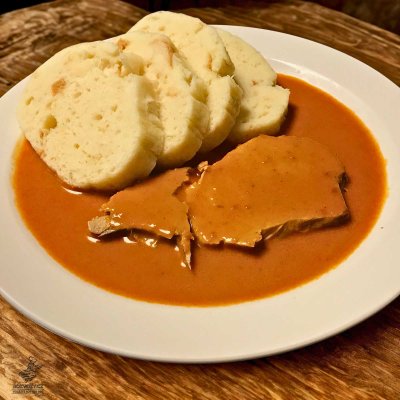 Vepřová plec na paprice a smetaně, houskový knedlík