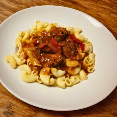 Vepřový perkelt s čerstvou paprikou, těstoviny (kolínka)