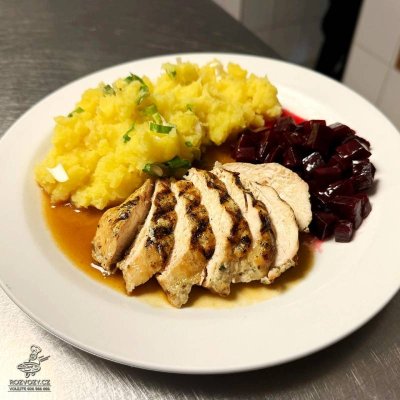 Grilovaný kuřecí steak s červenou řepou, šťouchaný brambor