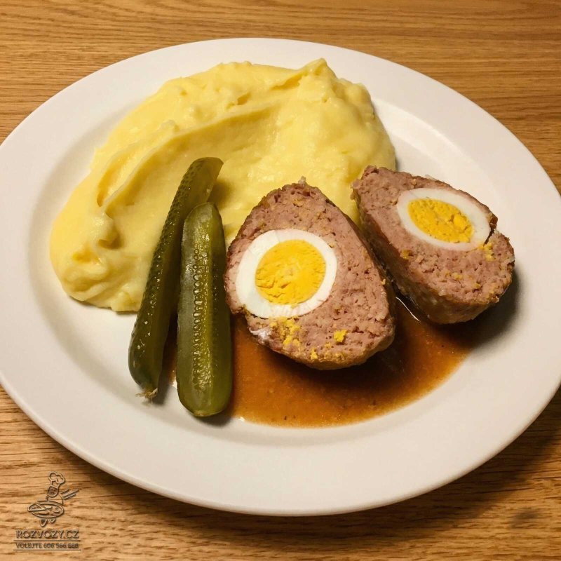 Pštrosí vejce (námi mleté maso, vejce), bramborová kaše, kyselá okurka