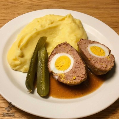 Pštrosí vejce (námi mleté maso, vejce), bramborová kaše, kyselá okurka