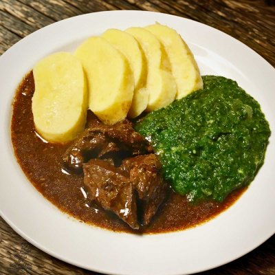 Hovězí kostky na česneku, domácí bramborový knedlík, špenát