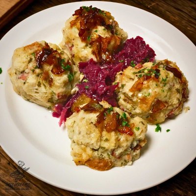 Naše špekové knedlíky, zadělavané červené zelí, smažená cibulka na sádle