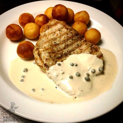 Krůtí steak se smetanovo-pepřovou omáčkou, krokety