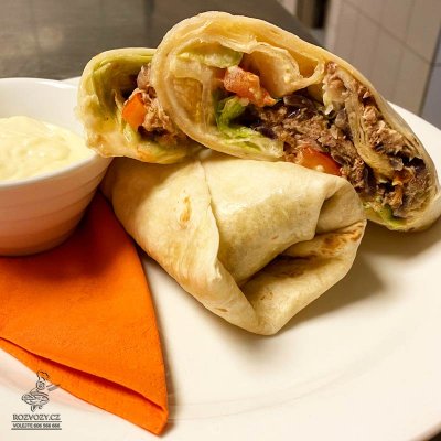 Tortilla s vepřovými kousky gyros, rajčetem, salátem a česnekovým dipem