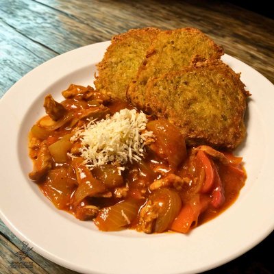 Vepřové nudličky flamendr sypané čerstvým křenem, domácí bramboráčky