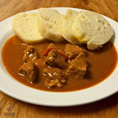 Maďarský vepřový guláš s paprikou, česnekem a chilli, domácí houskový knedlík