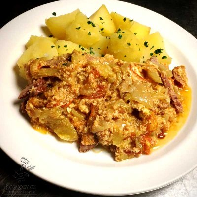 Zeleninové lečo s klobásou a vejci, brambory