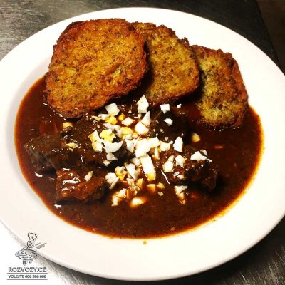 Plzeňský hovězí pivovarský guláš zdobený vejcem, domácí bramboráčky