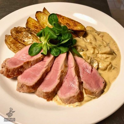 Vepřová panenka na houbovém ragů se smetanou, pečené česnekové brambory