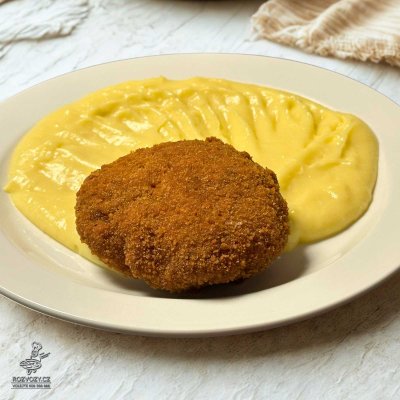 Smažený karbanátek (námi mletý) s anglickou slaninou, bramborová kaše