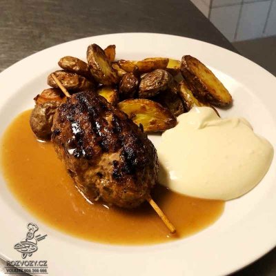 Kebab z mletého vepřového masa s koriandrem, pečené brambůrky ve slupce, česnekový dip