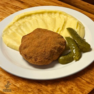 Smažený holandský řízek s Goudou (námi mletý), bramborová kaše, kyselá okurka