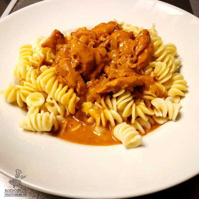 Kuřecí kousky na paprice a smetaně, těstoviny - fusilli