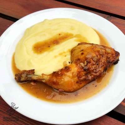 Špikované kuřecí stehno ala bažant, bramborová kaše